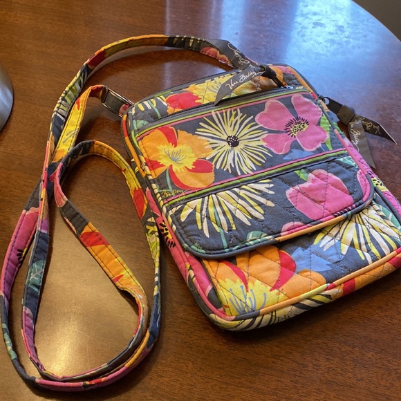 VERA BRADLEY floral adjustable crossbody purse. Pockets everywhere! Pretty!! - Picture 12 of 16
